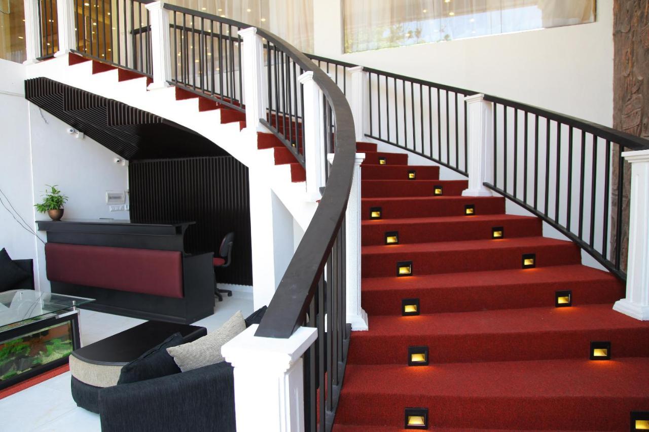 Hotel Nathaliya كاتوناياكى المظهر الخارجي الصورة