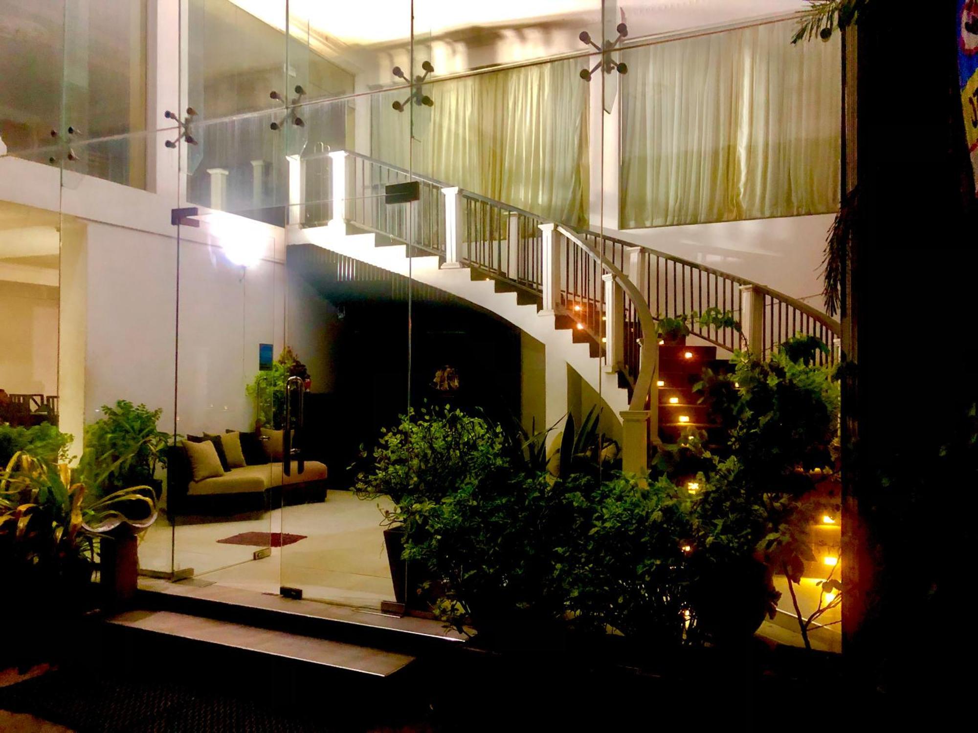 Hotel Nathaliya كاتوناياكى المظهر الخارجي الصورة