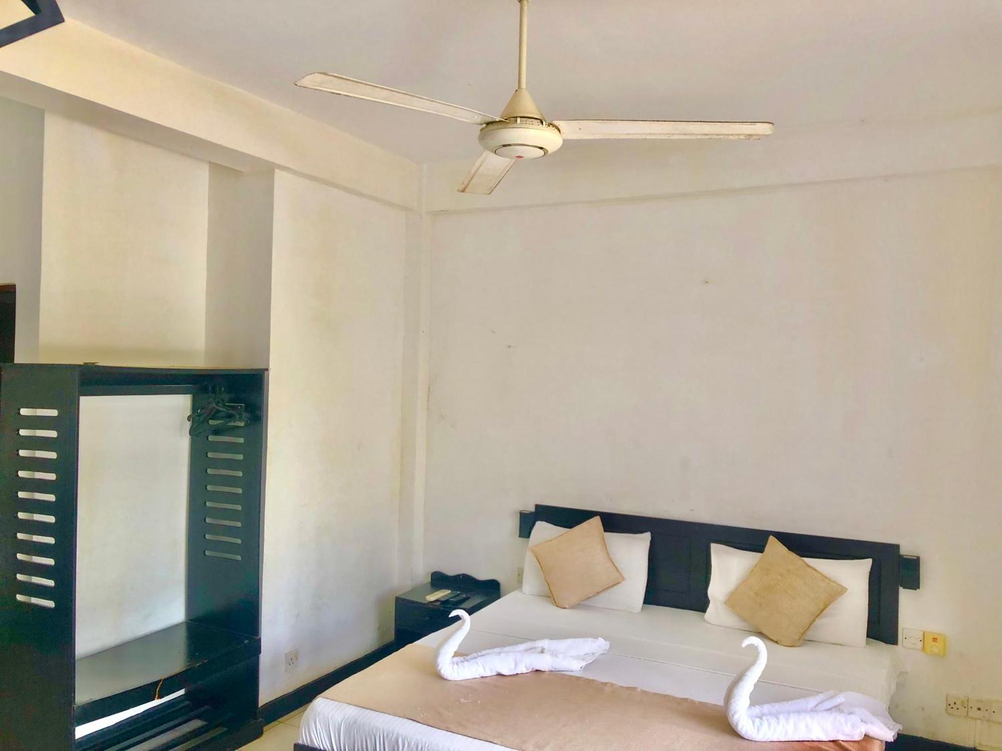 Hotel Nathaliya كاتوناياكى المظهر الخارجي الصورة