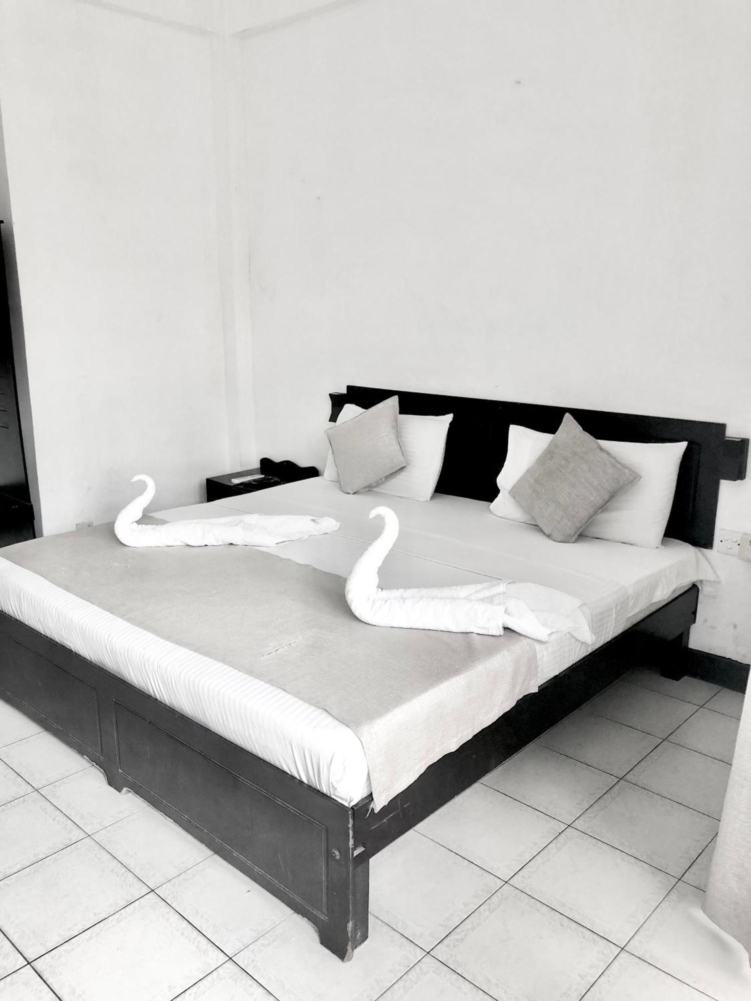 Hotel Nathaliya كاتوناياكى المظهر الخارجي الصورة