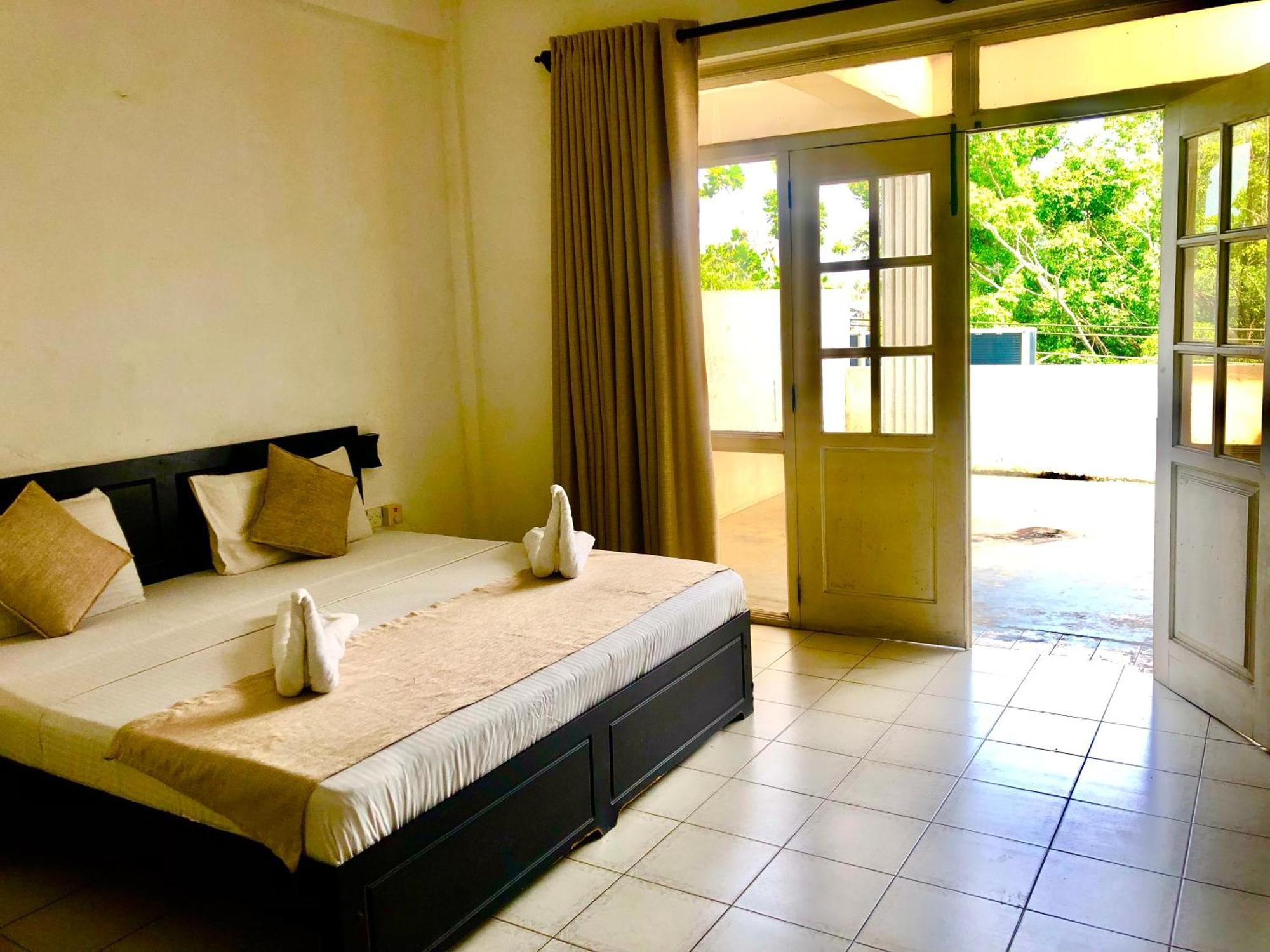 Hotel Nathaliya كاتوناياكى المظهر الخارجي الصورة