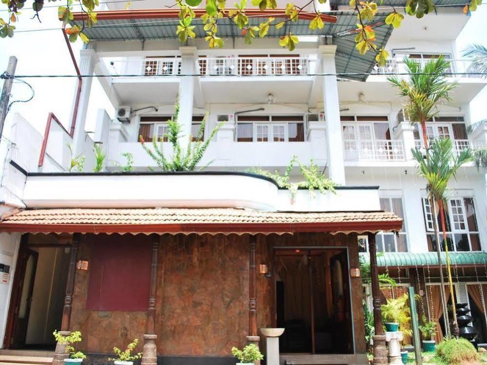 Hotel Nathaliya كاتوناياكى المظهر الخارجي الصورة